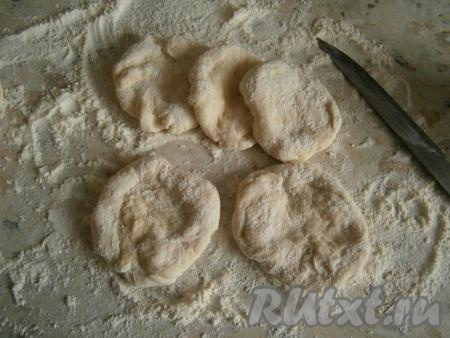 Подошедшее тесто обмять, посыпав стол небольшим количеством муки, затем разделить его на кусочки весом около 80&nbsp;грамм.