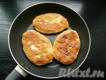 Жарить пирожки на разогретом подсолнечном масле на небольшом огне до румяного цвета с обеих сторон.