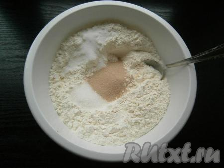 В муку всыпать соль, сахар и сухие дрожжи.