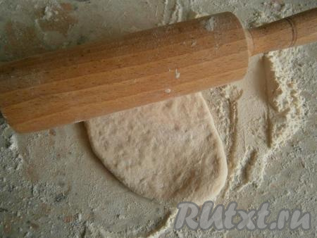 Сформировать пирожки обычным способом, а далее каждый слепленный пирожок немного раскатать скалкой.