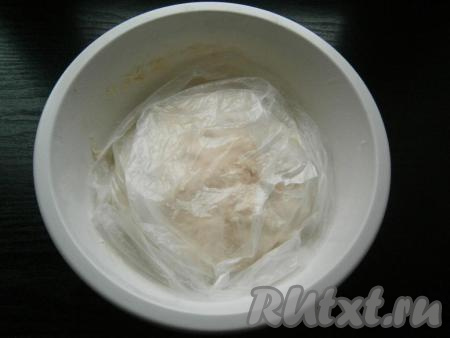 Накрыть тесто целлофановым пакетом или пленкой и оставить на 2-2,5 часа. Это тесто можно оставлять и в теплом, и в прохладном месте.