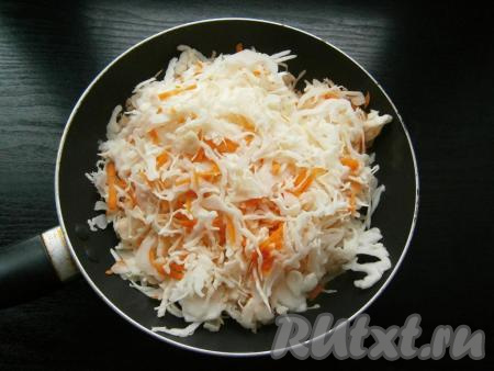 Капусту нашинковать и порубить ножом, смешать с натертой очищенной морковью, посолить, помять немного руками. Поместить капусту в сковороду с растительным маслом.