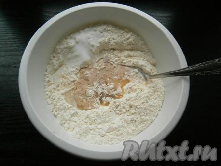 Вливая частями смесь молока и воды в смесь муки и дрожжей, замешивать ложкой тесто, также добавив сюда еще и растительное рафинированное масло.&nbsp;