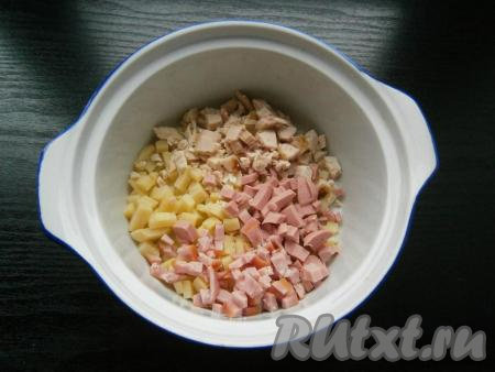 Картофель очистить и нарезать небольшими кубиками. Колбасу, ветчину и курицу тоже нарезать кубиками и выложить к картошке.