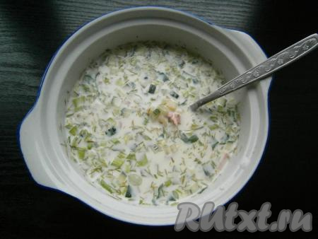 Тщательно перемешать. Поместить окрошку в холодильник часа на 2.