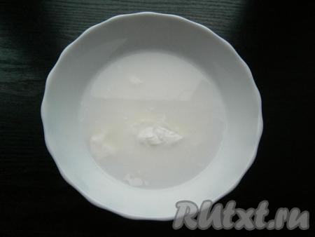 Сметану развести водой до однородности.