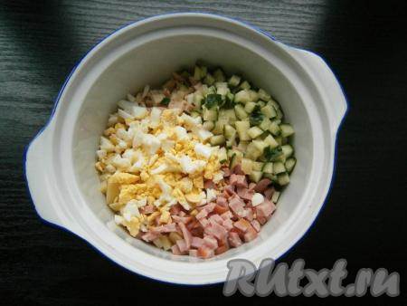 Сюда же добавить нарезанные вареные яйца и нарезанный кубиками свежий огурец.