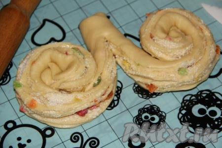 Свернуть тесто в улиточки разрезом наверх (как на фото).