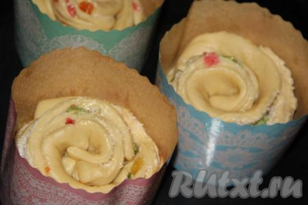 Выложить тесто в форму: одну улиточку вниз, а другую сверху. Аналогично сформировать из оставшихся 2 рулетов 2 кулича "Краффин". Оставить тесто в форме в тёплом месте на 2 часа. Формы лучше накрыть полотенцем.