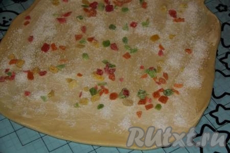 Затем посыпать тесто кокосовой стружкой и цукатами.