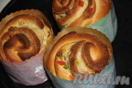 Выпекать куличи в разогретой духовке при температуре 180 градусов, примерно, 45 минут. Готовность проверить сухой лучинкой (при прокалывании готовых краффинов лучинка должна остаться сухой). Готовые куличи хорошо остудить.