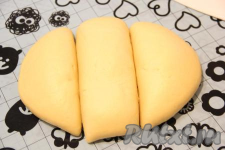 Обмять тесто, замешанное в хлебопечке или вручную, и дать подняться второй раз. Ещё раз обмять готовое тесто и&nbsp; разделить его на 3 части.