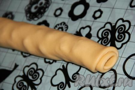 Тесто, посыпанное цукатами и кокосовой стружкой, свернуть в плотный рулет. В результате получатся 3 рулета.