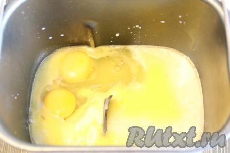 Замесить тесто для кулича можно вручную или воспользовавшись помощью хлебопечки. Для того чтобы замесить тесто в хлебопечке, нужно оставшееся тёплое молоко, ожившие дрожжи, яйца, растительное масло и растопленное не горячее сливочное масло отправить в ведёрко хлебопечки. Всыпать сахар и ванильный сахар.