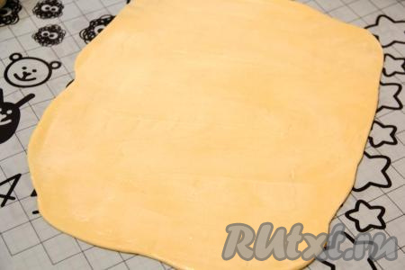 На припыленном мукой столе (или на силиконовом коврике) каждую часть теста раскатать в прямоугольный пласт, смазать мягким сливочным маслом.