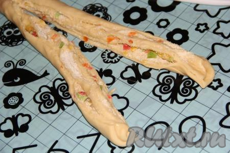 Рулет разрезать на 2 части в длину, не дорезая до конца (как на фото).