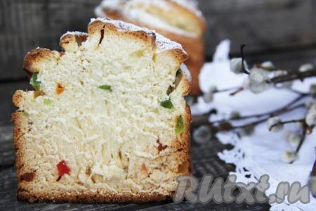 Перед подачей щедро посыпать куличи сахарной пудрой. Вот такой красивый кулич "Краффин" в разрезе. Такая пасхальная выпечка получается и очень вкусной, и нарядной, попробуйте!