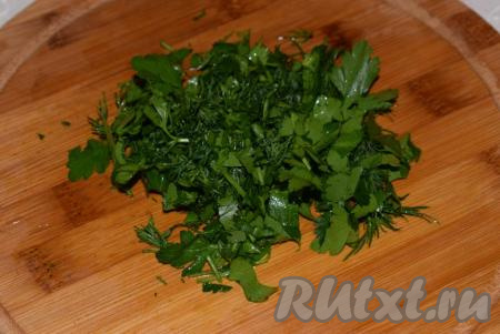 Укроп, петрушку режем&nbsp;мелко.
