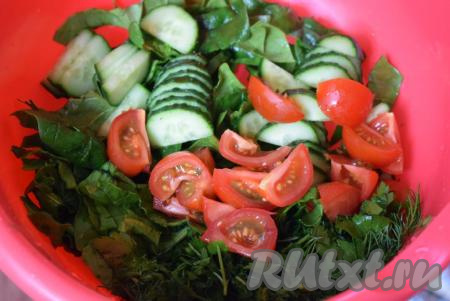 Складываем все нарезанные овощи и зелень в миску.