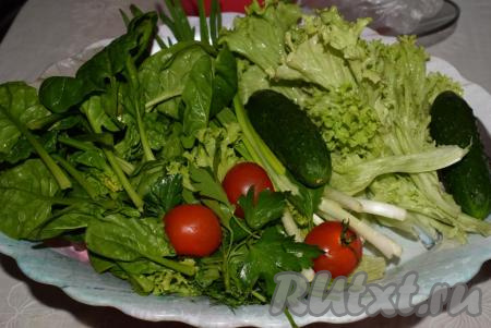 Моем овощи и зелень, удаляем лишнюю влагу бумажными полотенцами.