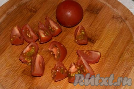 Помидоры (у меня черри) нарезаем на дольки.