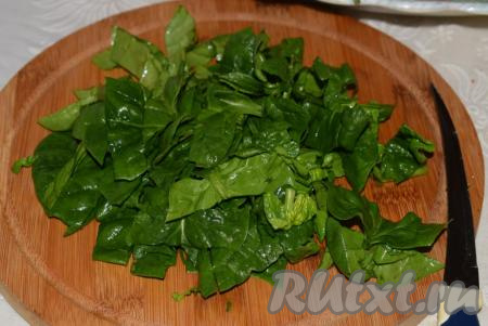 Шпинат нарезаем на крупные полосы (если нет шпината, то можете приготовить этот овощной салат и без него).