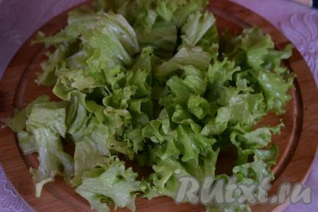 Листья салата нарезаем на крупные полоски или же рвем руками.