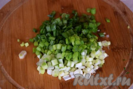 Зеленый лук нарезаем на тоненькие колечки.