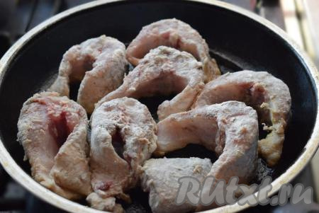 Выложить куски кефали,&nbsp;обваленные в муке,  на сковороду, разогретую с растительным маслом.