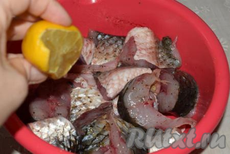 Сбрызнуть рыбу соком, выжатым из половины лимона.