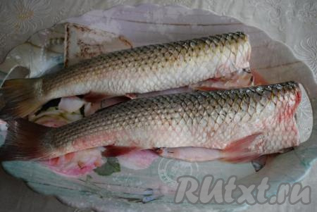 Очистить от чешуи, водя ножом против чешуи от хвоста к голове рыбы. Отрезать головы и выпотрошить рыбку внутри.