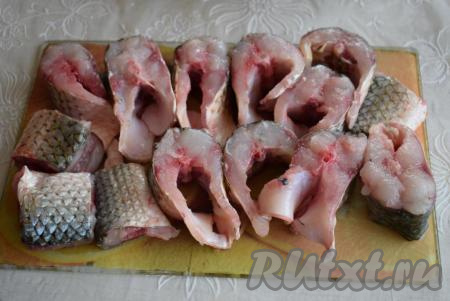 Тушки рыбы нарезать на порционные кусочки.