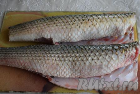 Подготовленную рыбу промыть, отрезать хвосты и плавники.