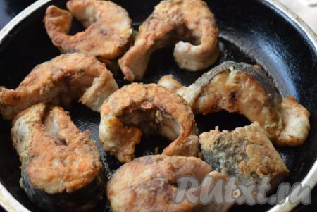 Обжарить рыбу на среднем огне по 8-10 минут с каждой стороны (до румяной корочки).