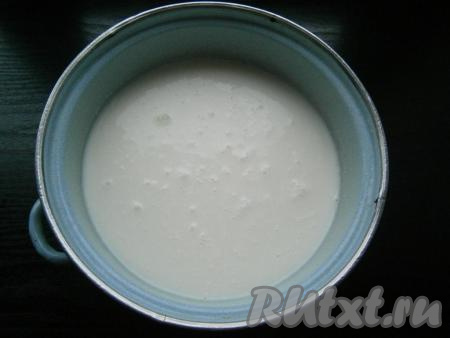 Молоко влить в кастрюлю, оно должно быть комнатной температуры, добавить соль по вкусу.