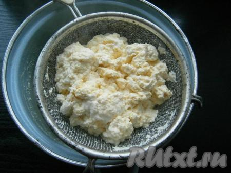 Откинуть приготовленный творог на дуршлаг с мелкими отверстиями или на марлю, сложенную втрое.&nbsp;