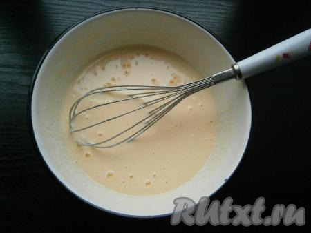 Взбить венчиком яйца со сметаной и кефиром до однородности.