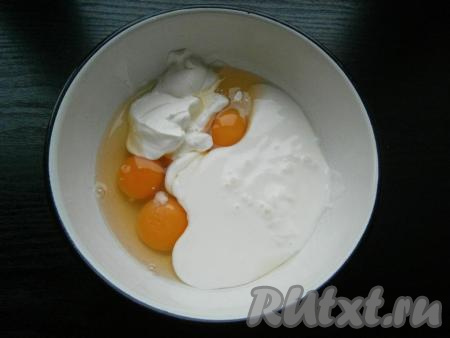 В отдельную ёмкость к сырым яйцам добавить кефир и сметану.