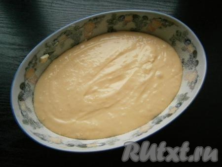 Выложить подготовленное тесто в форму, разровнять.