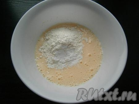 Снова взбить, всыпать просеянную муку с разрыхлителем.