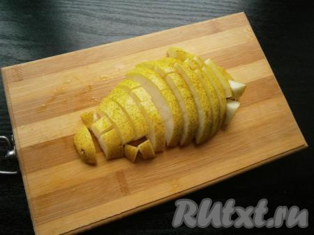 Груши очистить от семян, половину груш нарезать кубиками.