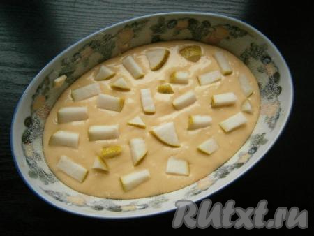 Груши выложить поверх теста, вдавливая их немного.