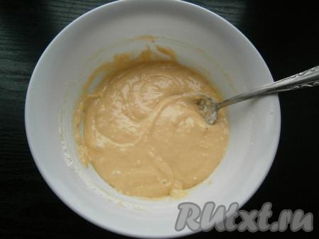 Замесить ложкой густоватое тесто, по консистенции чуть гуще, чем на оладьи.