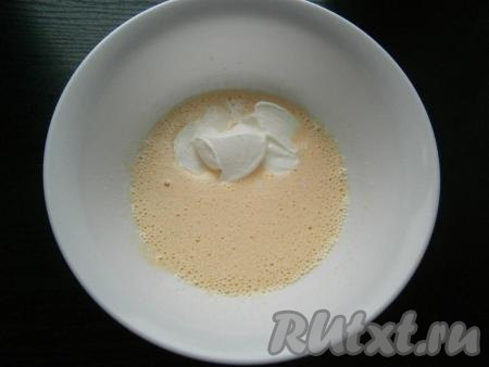 Взбить яйца с сахаром до пышности миксером, затем добавить сметану.