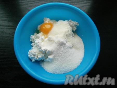 В творог добавить сырое яйцо, всыпать сахар и манную крупу, добавить ванилин.