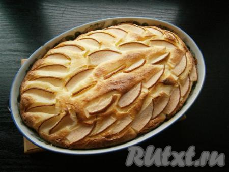 Поместить форму в холодную духовку и выставить температуру 180 градусов. Печь пирог 40-45 минут - до румяности.