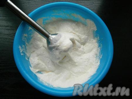 Взбить творожную массу до однородности погружным блендером.