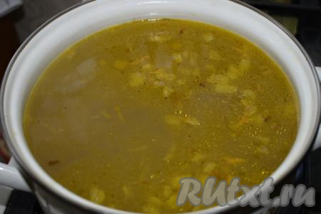 Когда картошка станет&nbsp;мягкой, добавить в постный гороховый суп обжаренные лук с морковью, посолить по вкусу, довести до кипения. 