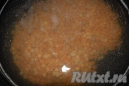 Горох&nbsp; замочить&nbsp;на ночь в холодной воде. Утром воду слить, промыть горох, залить его 2 литрами чистой холодной воды и поставить на огонь. После закипания снизить огонь к минимуму и варить горох 1-1,5 часа. Если в процессе варки вода выкипает, то долейте холодную кипяченую воду до нужного объема.