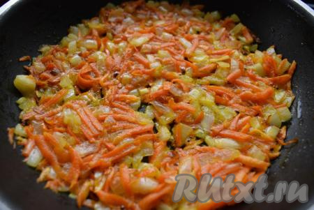 Дальше очистить лук и морковь. Лук нарезать на мелкие кубики, морковь натереть на крупной тёрке. На сковороду налить растительное масло и добавить лук с морковью. Обжарить овощи, помешивая, до прозрачности на слабом огне.